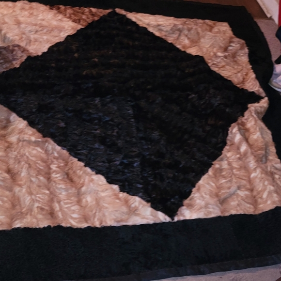 VINTAGE BEAUTIFUL ALPAC 75X75" DIAMOND PATTERN RUG IN EXCELLENT CONDITION - Picture 9 of 16